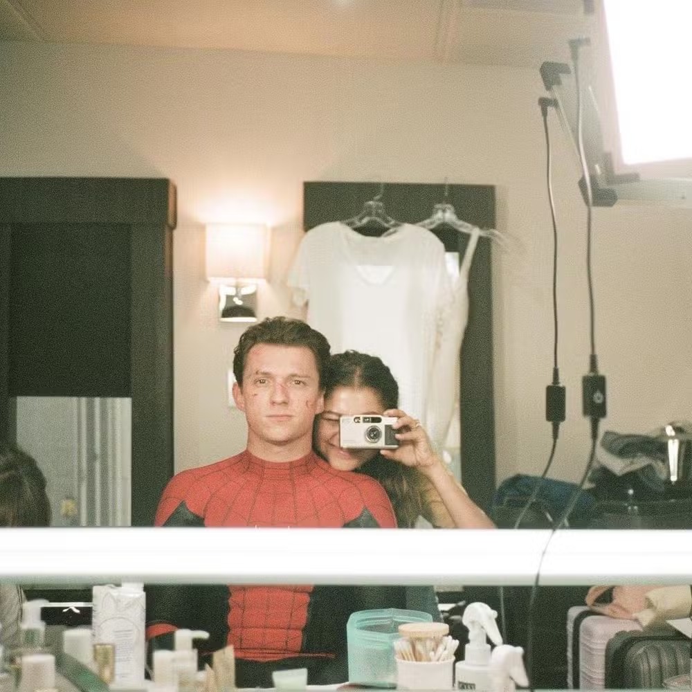 O casal Zendaya e Tom Holland nos bastidores de Homem-Aranha com um modelo Contax T2 