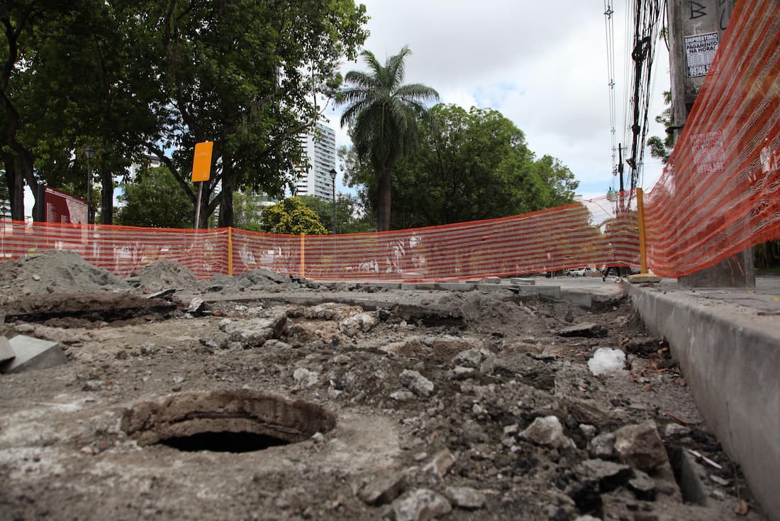 Obras no bairro de Casa Forte, ao lado da praça