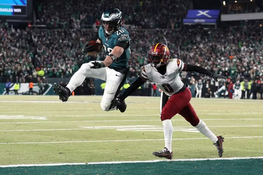 Saquon Barkley anota três touchdowns em grande vitória dos Eagles sobre os Commanders 