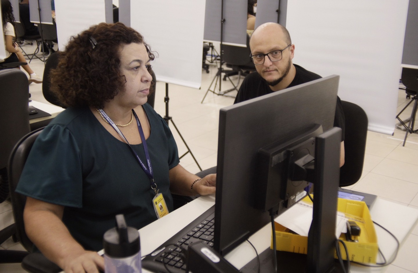 Na foto, a assistente judiciária, Natiene Alencar e o eleitor Richard Baeta
