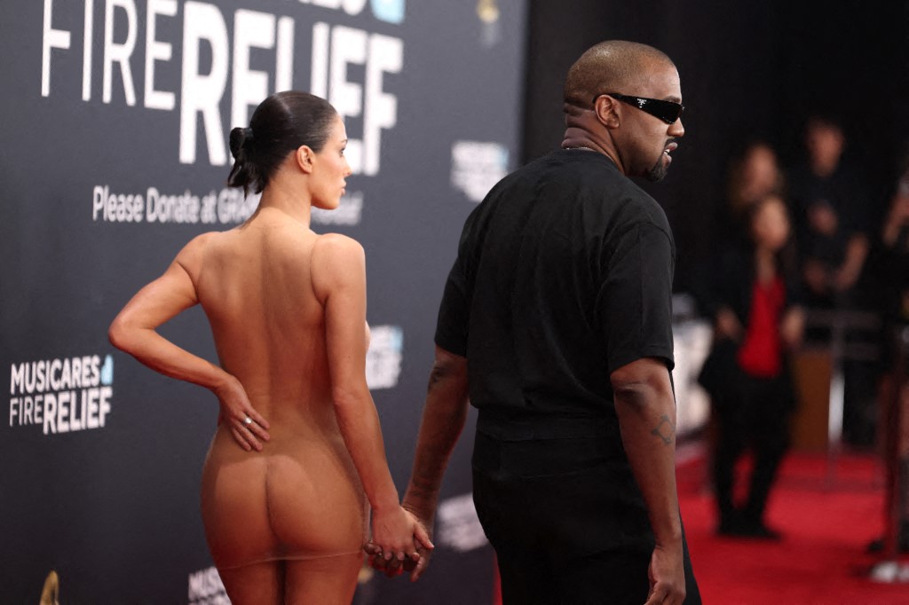 Bianca Censori: veja outros looks polêmicos da esposa de Kanye West, que surgiu nua no Grammy 2025