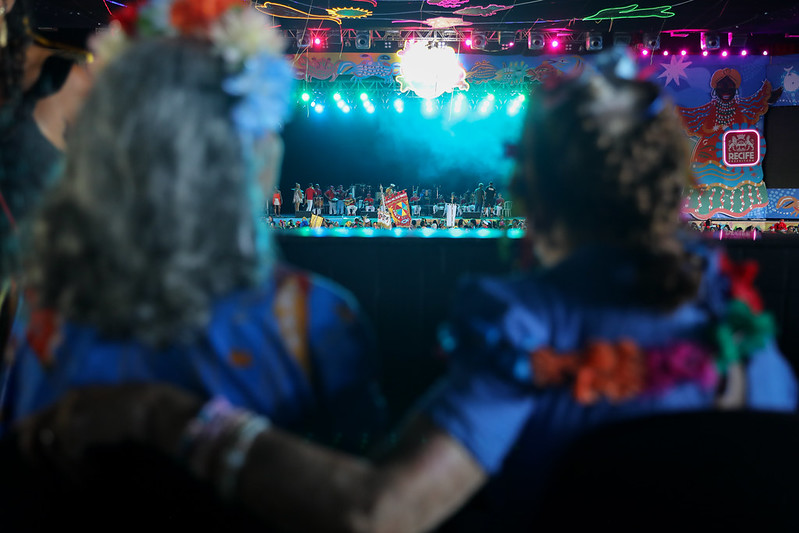 Idosas assistem apresentações durante o Baile da Pessoa Idosa