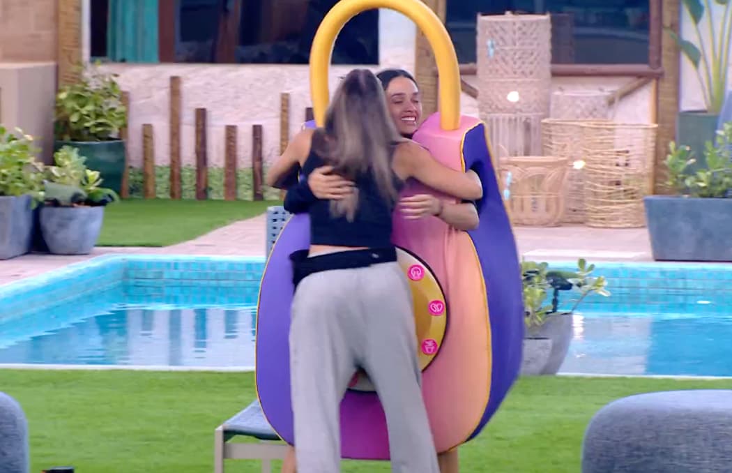 Renata e Eva comemoram depois que a sister conseguiu abrir o cadeado do Castigo do Monstro