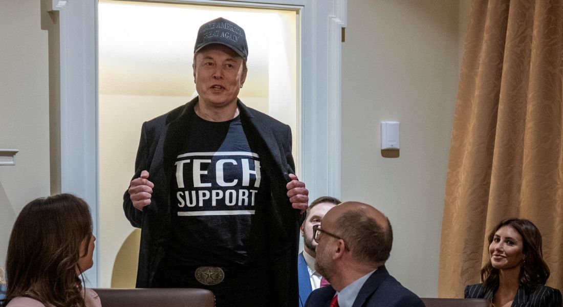 Musk exibe a camiseta na primeira reunião de Gabinete de Trump - Foto: Jim Watson/AFP