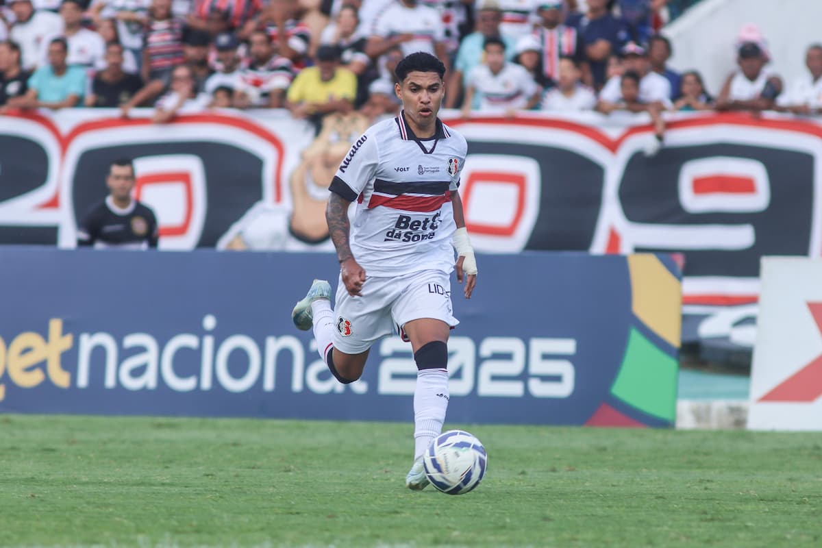 Thiaguinho, artilheiro do Santa Cruz na temporada de 2025 