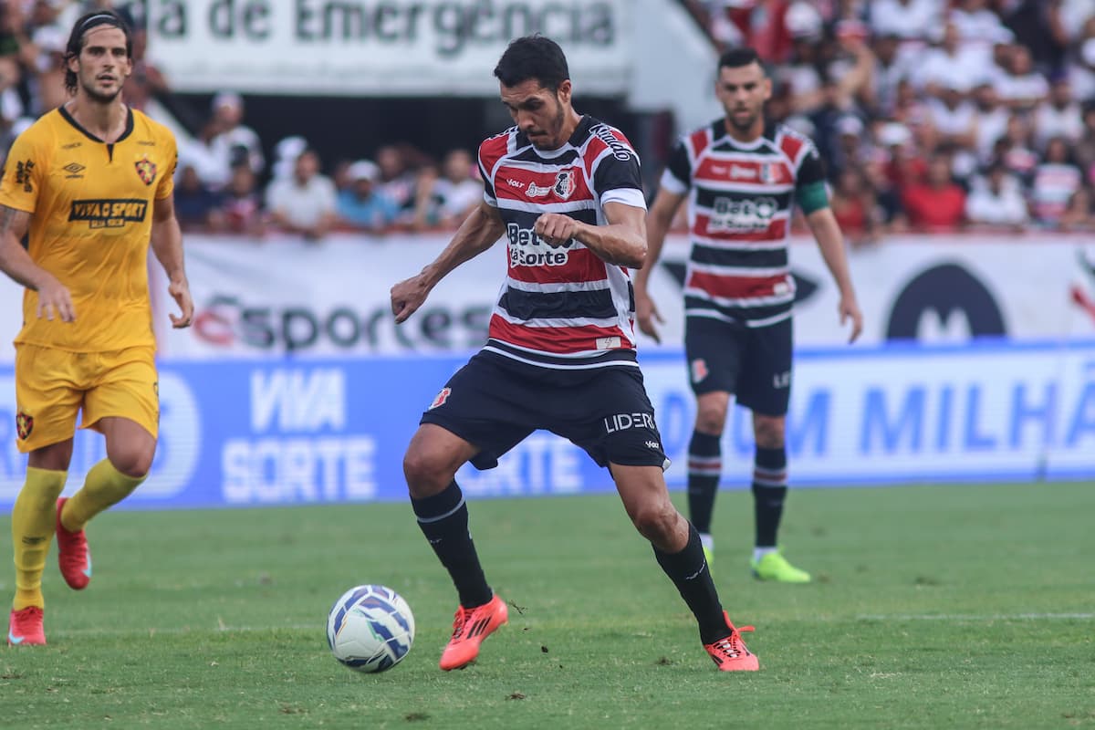 Lucas Siqueira é um dos pilares do Santa Cruz no meio-campo 