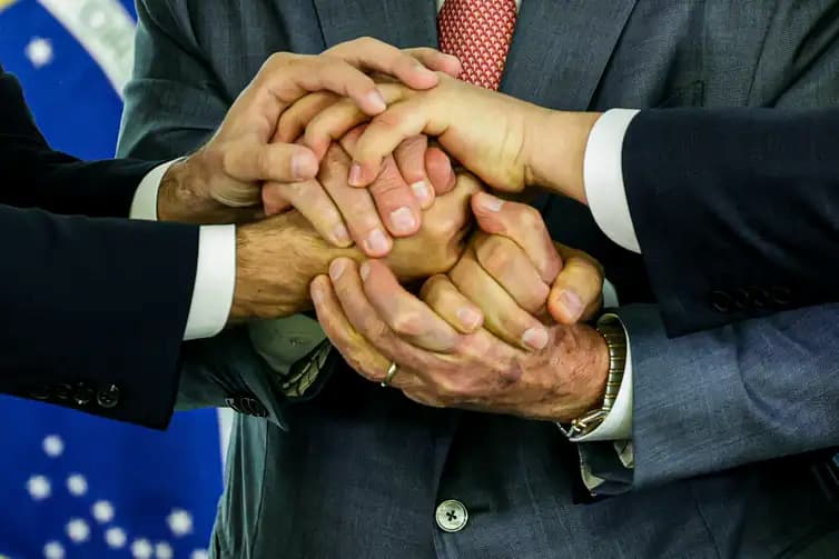 O presidente Luiz Inácio Lula da Silva (c) reunido com os presidentes do Senado, Davi Alcolumbre (d), e da Câmara dos Deputados, Hugo Motta (e) 