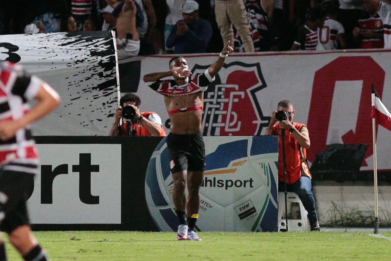 Douglas Skilo comemora gol 