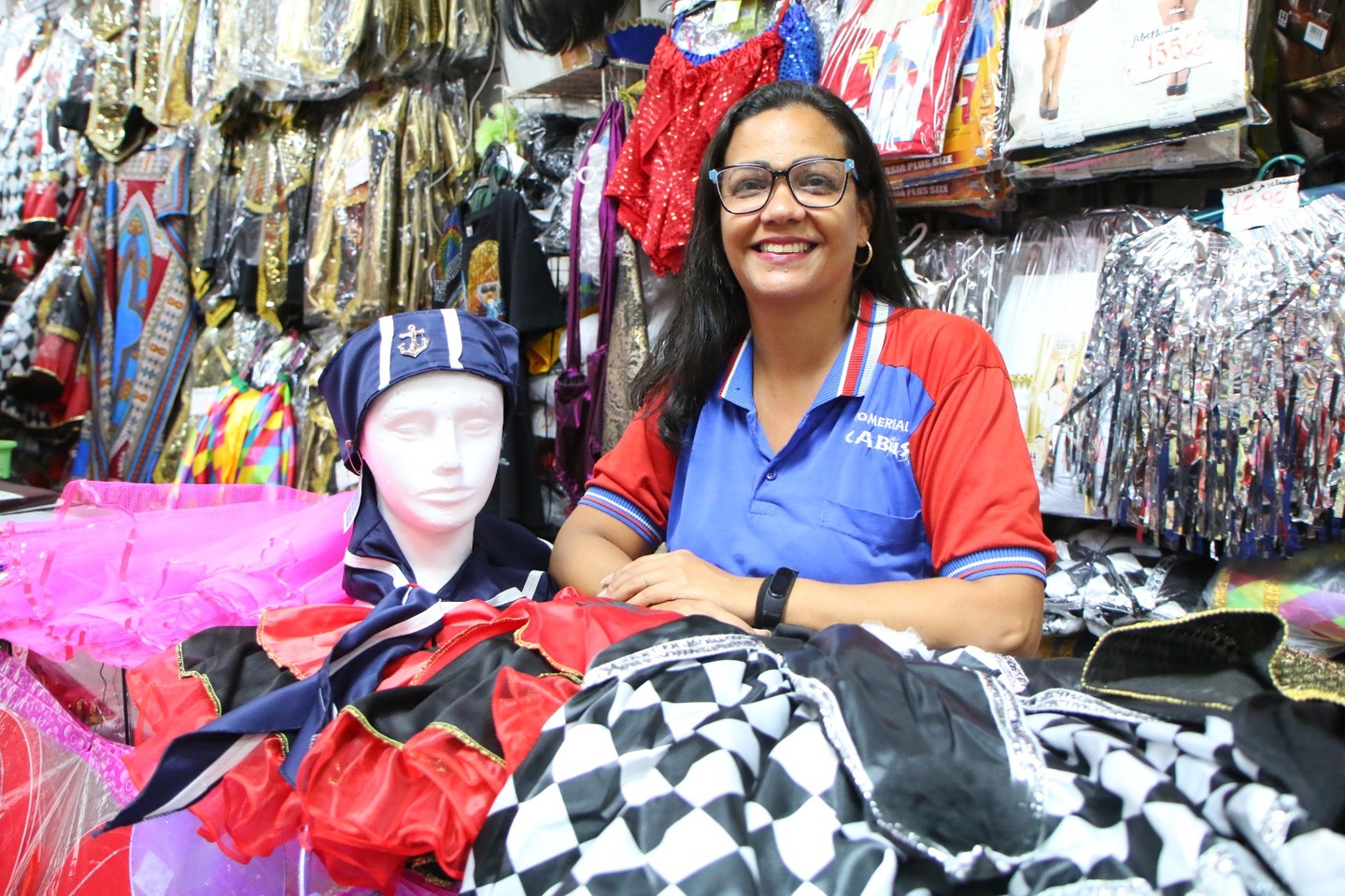 Vendedora Ivana Caroline destaca a fantasia de Carnaval. 