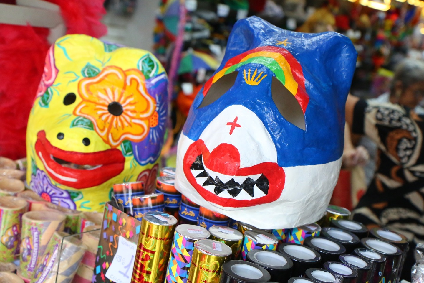 Um dos símbolos do carnaval de PE, a La Ursa ganha várias versões e cores. 