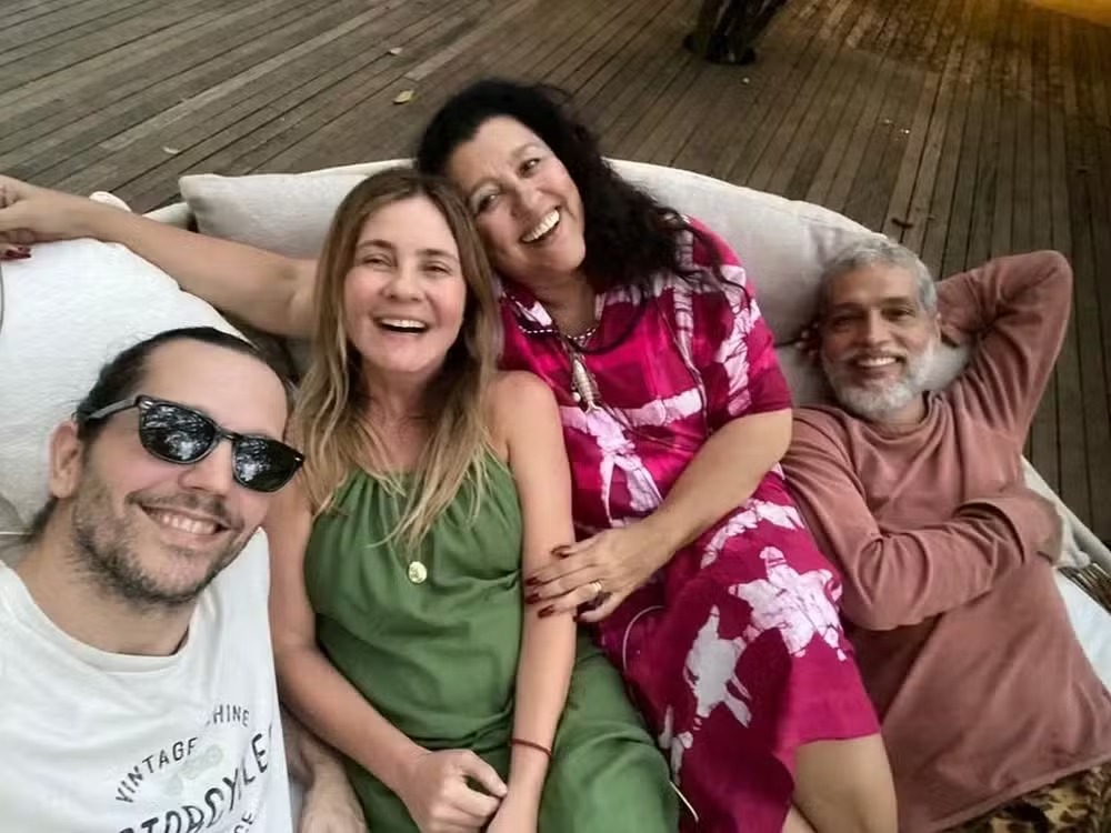 Vladimir Brichta, Adriana Esteves, Regina Casé e Estevão Ciavatta, em Mangaratiba: casal de artistas é vizinho 