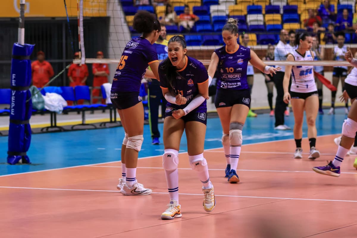 Ponteira Mayra vive boa fase com a camisa do Recife Vôlei 