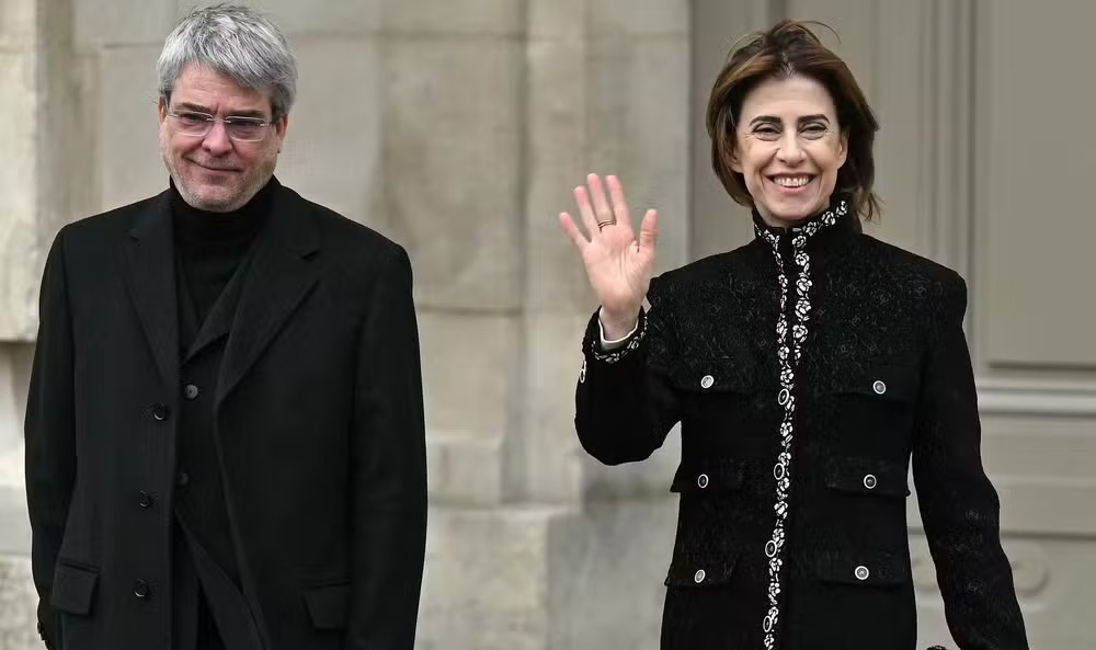 Andrucha Waddington e Fernanda Torres na chegada para evento de alta-costura da Chanel, em Paris 