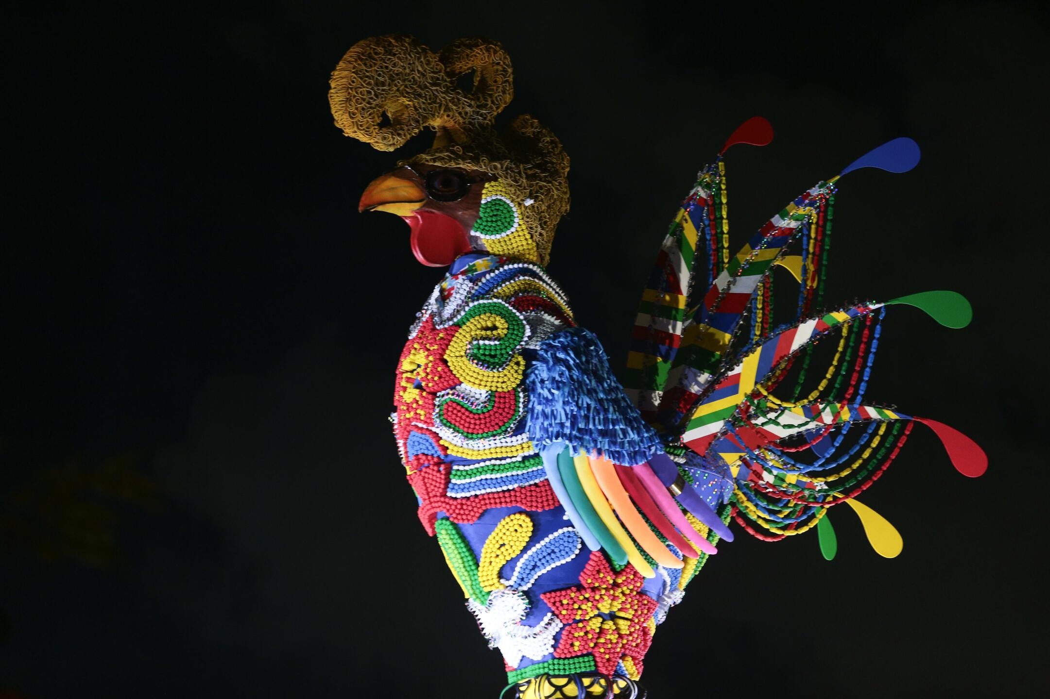 Galo Gigante foi erguido na noite desta quarta-feira (26)