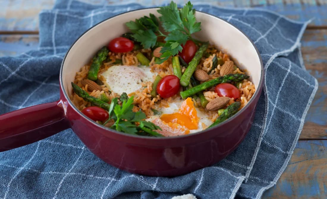 Arroz com aspargos e ovos