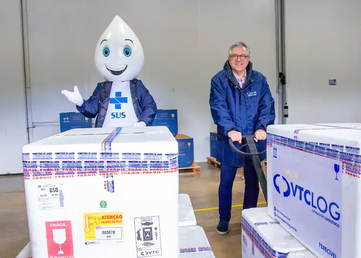 Ministro da Saúde, Alexandre Padilha, em recepção de vacinas contra influenza. Foto: João Risi/MS - João Risi/MS