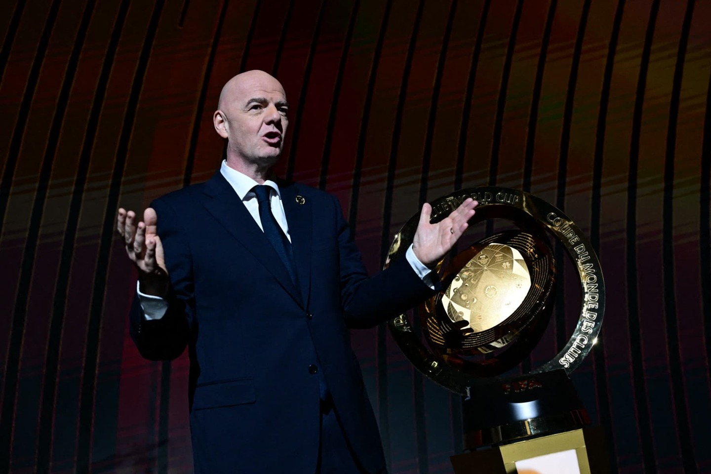 O presidente da FIFA, Gianni Infantino, fala ao lado do troféu durante a cerimônia do sorteio da Copa do Mundo de Clubes da FIFA 2025 em Miami, em 5 de dezembro de 2024.