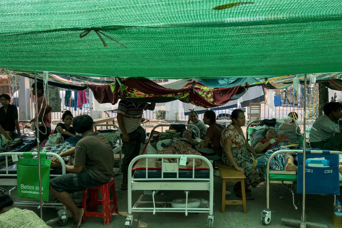 Terremoto em Myanmar: temendo novos tremores, pacientes são tratados em estacionamento de hospital - Foto: Sai Aung Mainda/AFP