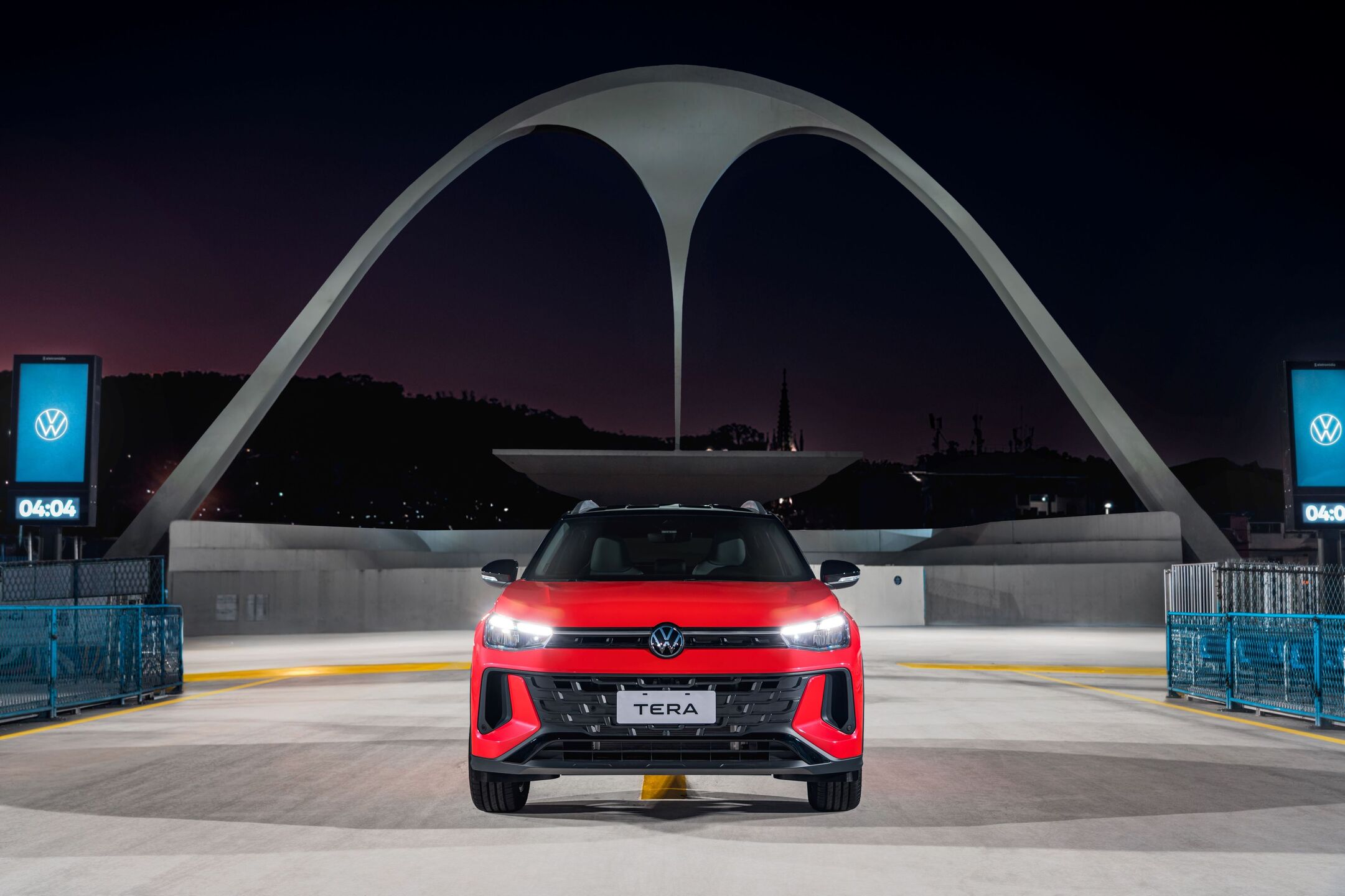 Com frente robusta, o Volkswagen Tera tem faróis e lanternas em LED com assinatura em DRL