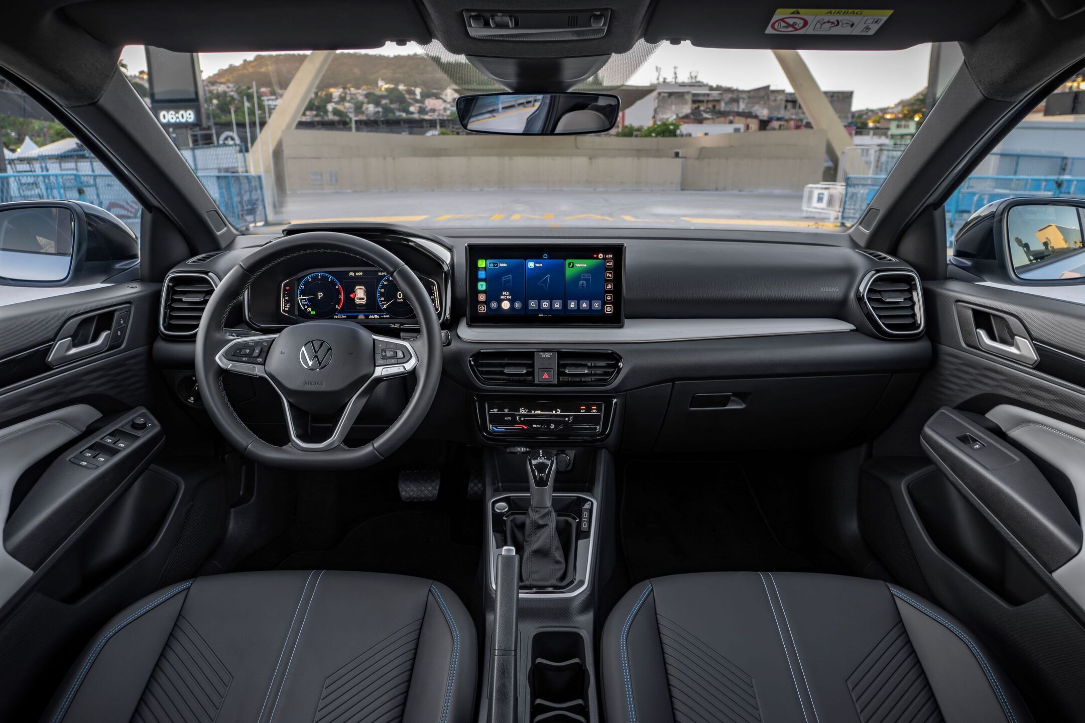 Cabine do Volkswagen Tera conta com materiais mais sofisticados e tela multimídia de 10 polegadas.