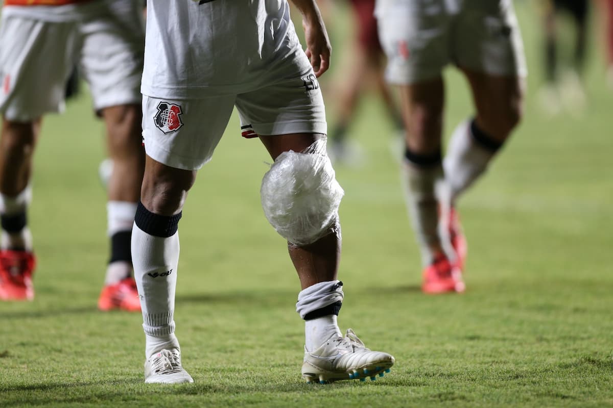O lateral-direito Toty saiu machucado do primeiro jogo na Ilha do Retiro 