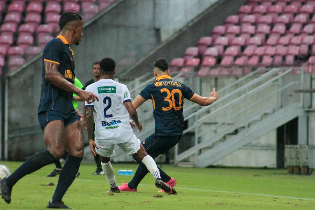 Retrô largou na frente na semifinal do Pernambucano 