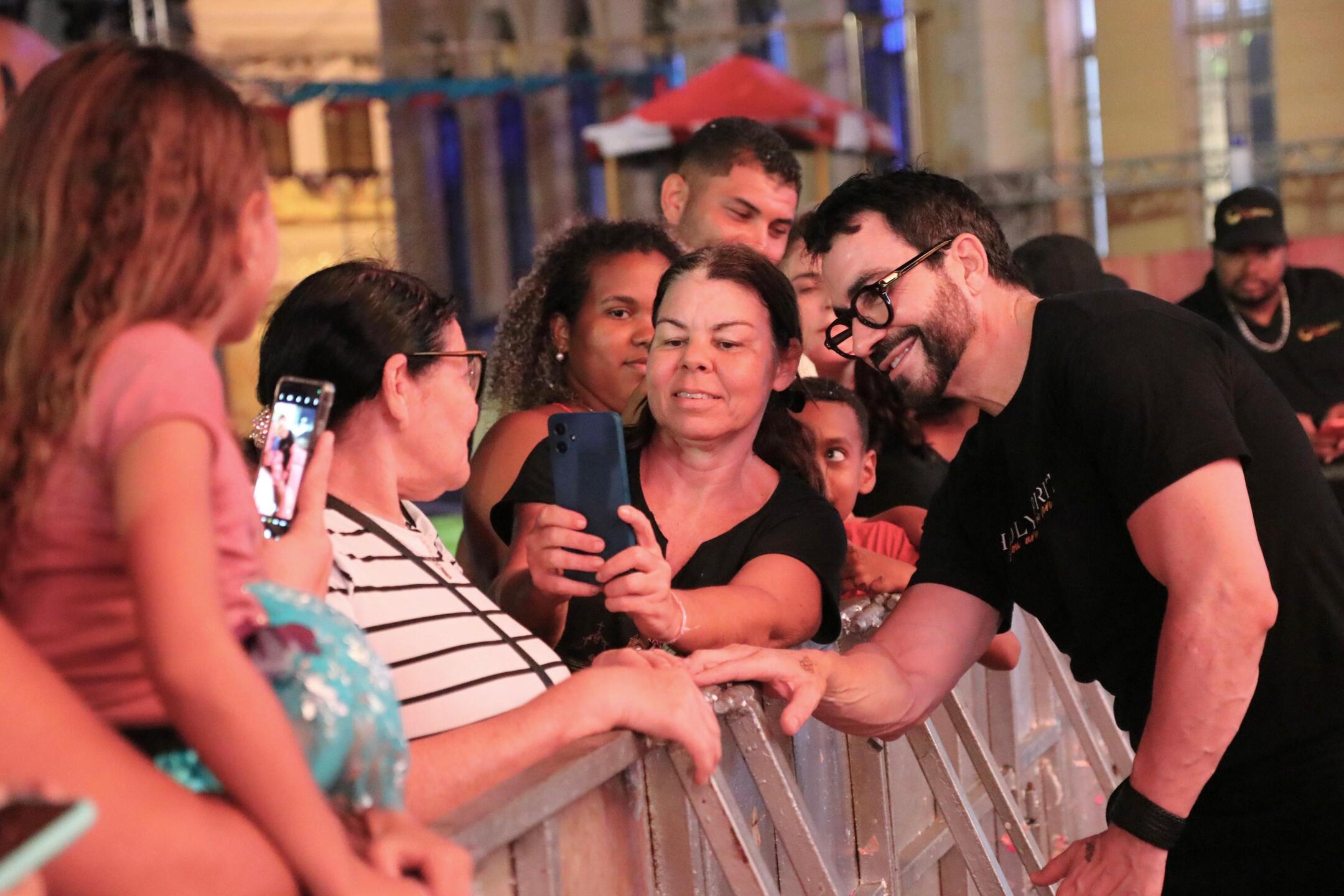 Padre Fábio de Melo conversou com fiéis durante passagem de som no Marco Zero