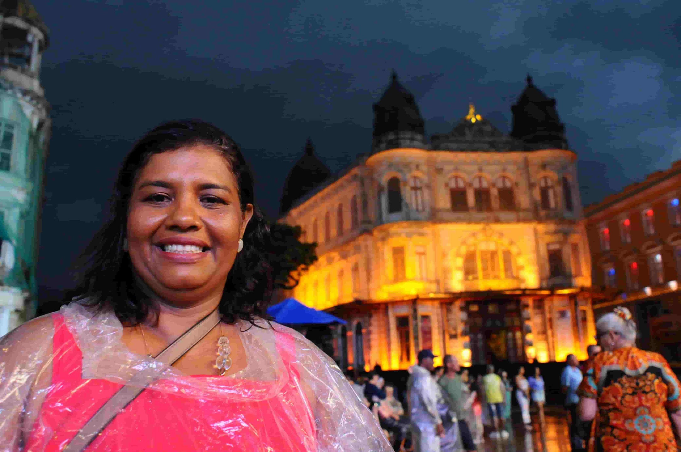 Público se prepara para acompanhar o show de gravação do DVD do Padre Fábio de Melo, no palco do Marco Zero, em Recife. Na foto, Rosineide Albuquerque