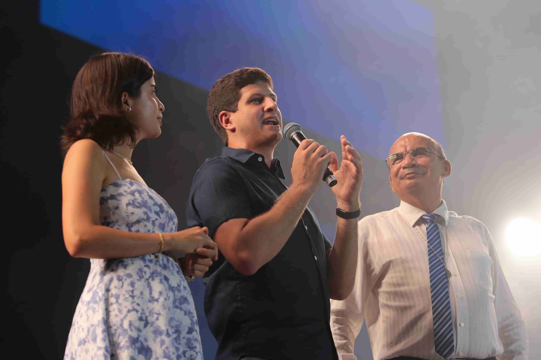 Prefeito João Campos, ao lado da deputada Tabata Amaral, e Gilberto Gomes Barbosa, fundador da Obra de Maria