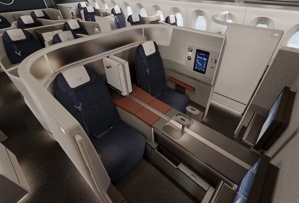 Na classe executiva, há cabines com assentos duplos, ideal para casais ou famílias 