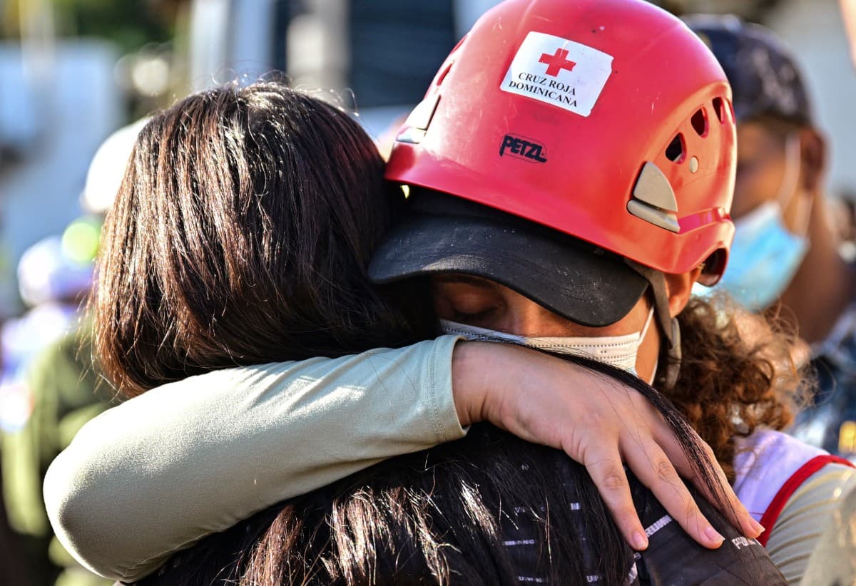 Desabamento do teto da boate deixou dezenas de mortos depois que encontraram mais corpos sob os escombros.