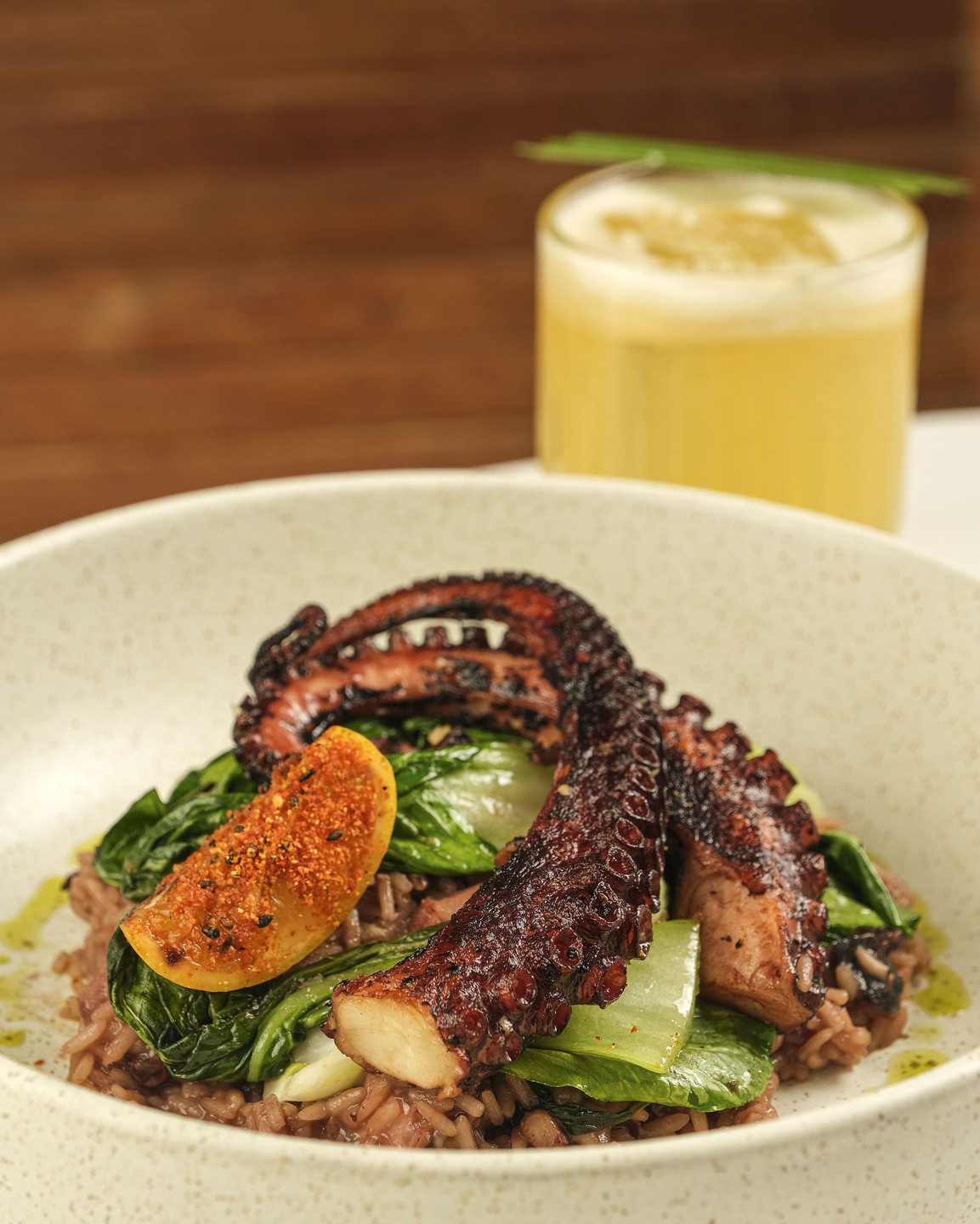 Polvo Grelhado com Bak Choi e Arroz Jasmim Cremoso do restaurante Gurimê