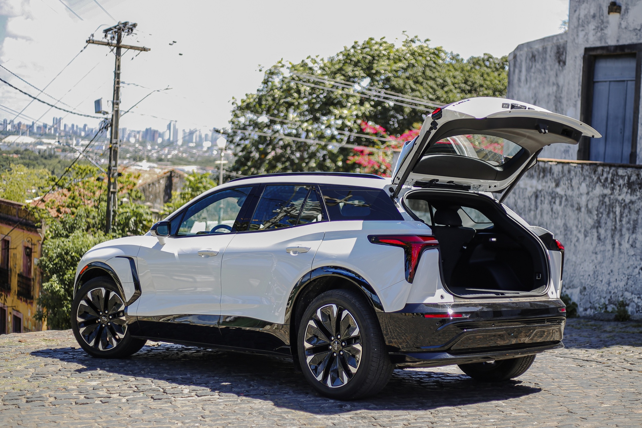 Blazer elétrica tem porta-malas com generosos 496 litros de capacidade.