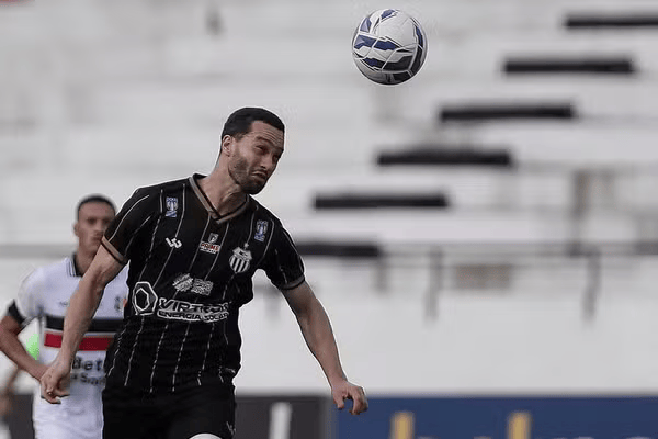 Zagueiro Lazarini, do Central 