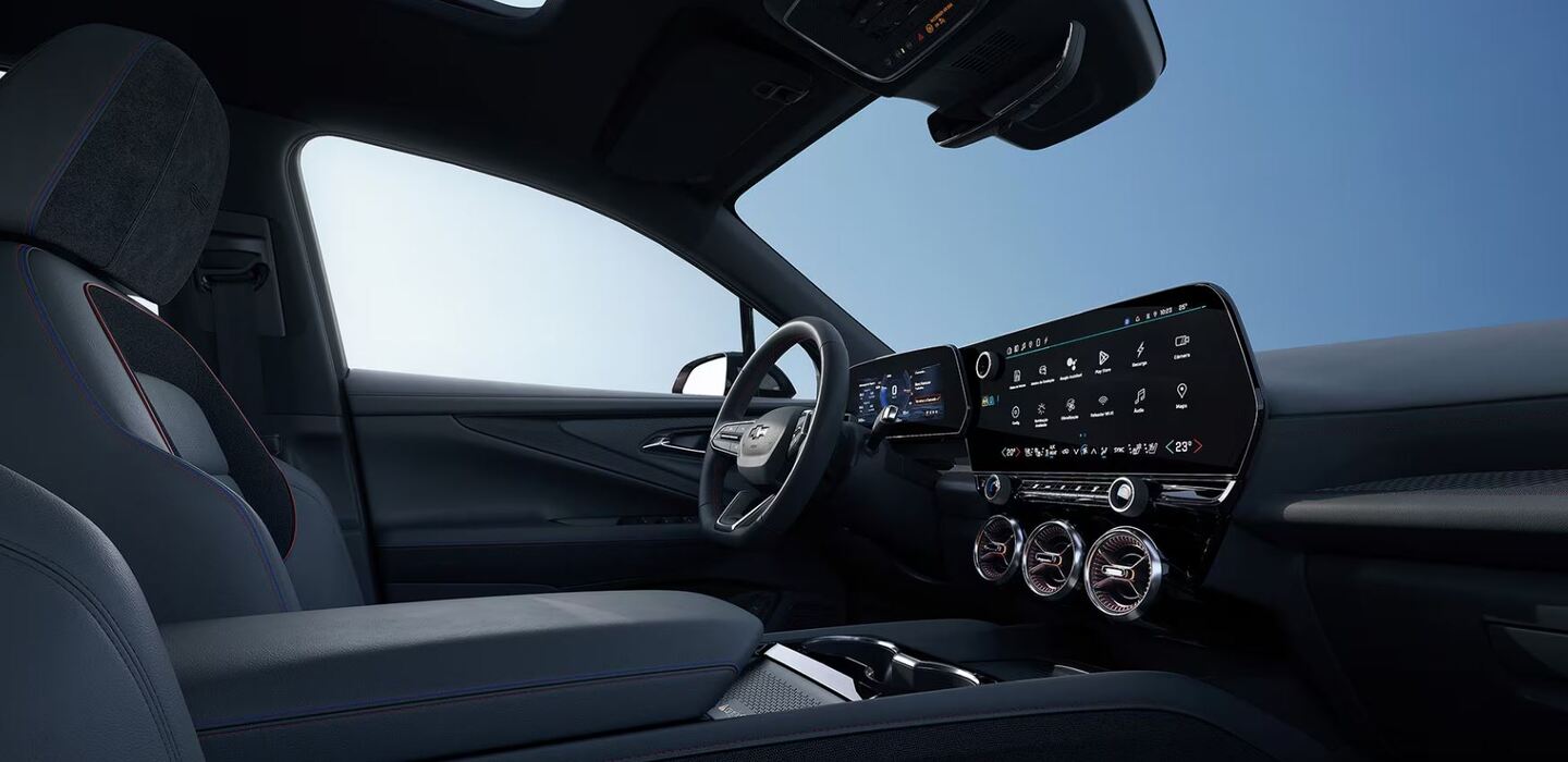 Chevrolet Blazer EV tem um cockpit voltado para o motorista, com uma enorme central multimídia de 17,7 polegadas integrada a um painel digital de 11 polegadas