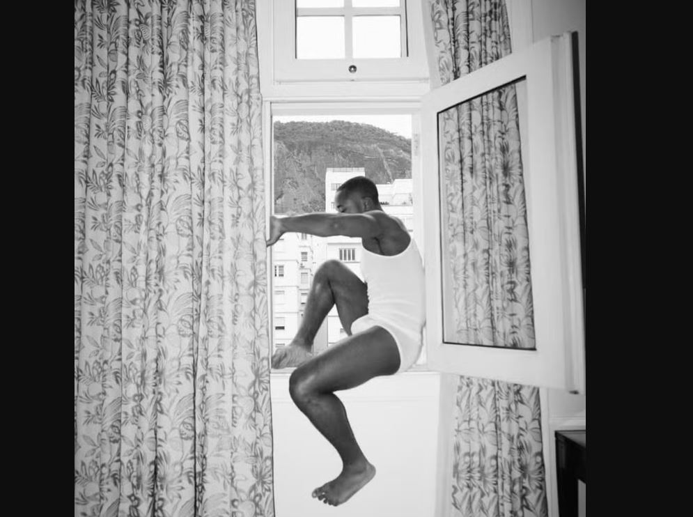 Devin Neal, bailarino de Lady Gaga, compartilhou fotos na janela do Copacabana Palace 