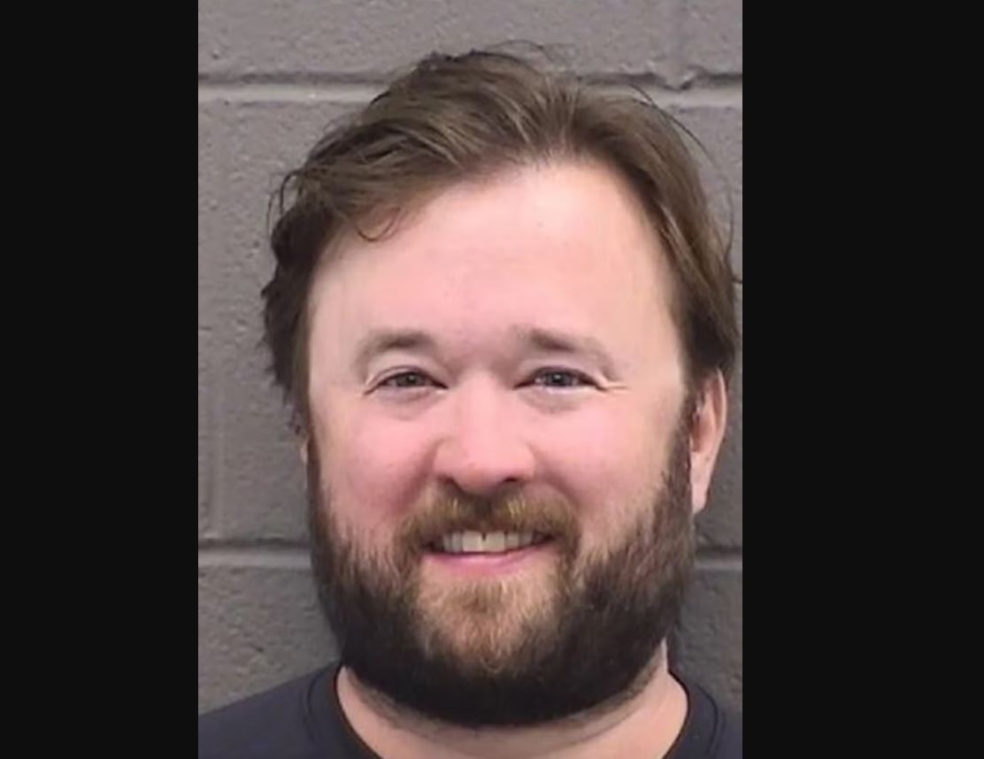 Foto do ator Haley Joel Osment na delegacia onde ficou preso