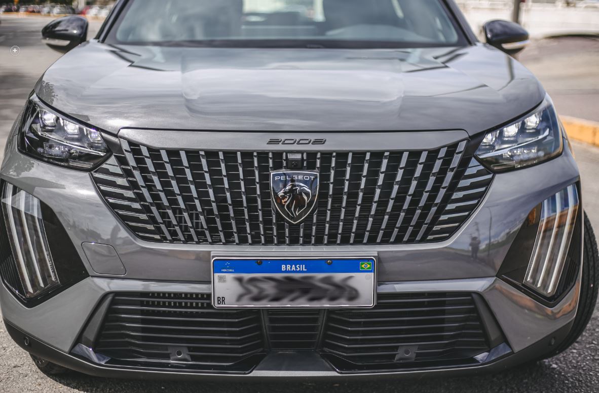 Nova frente do Peugeot 2008 traz grade pintada da cor do veículo com efeito 3D, 