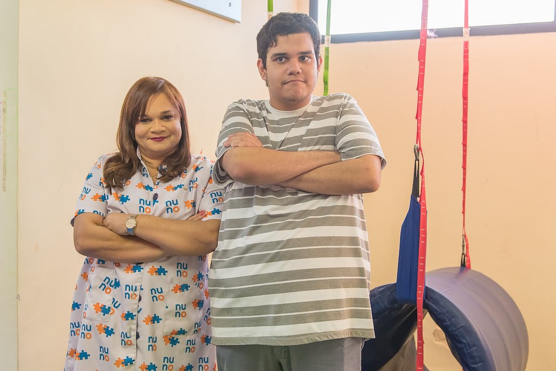 Psicopedagoga Cinthia Cardoso e o filho Nuno, que tem TEA e vive uma vida com independência