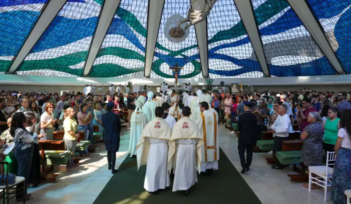 Arcebispo de Brasília, Cardeal Dom Paulo César, celebra missa pelo aniversário de 65 anos da cidade