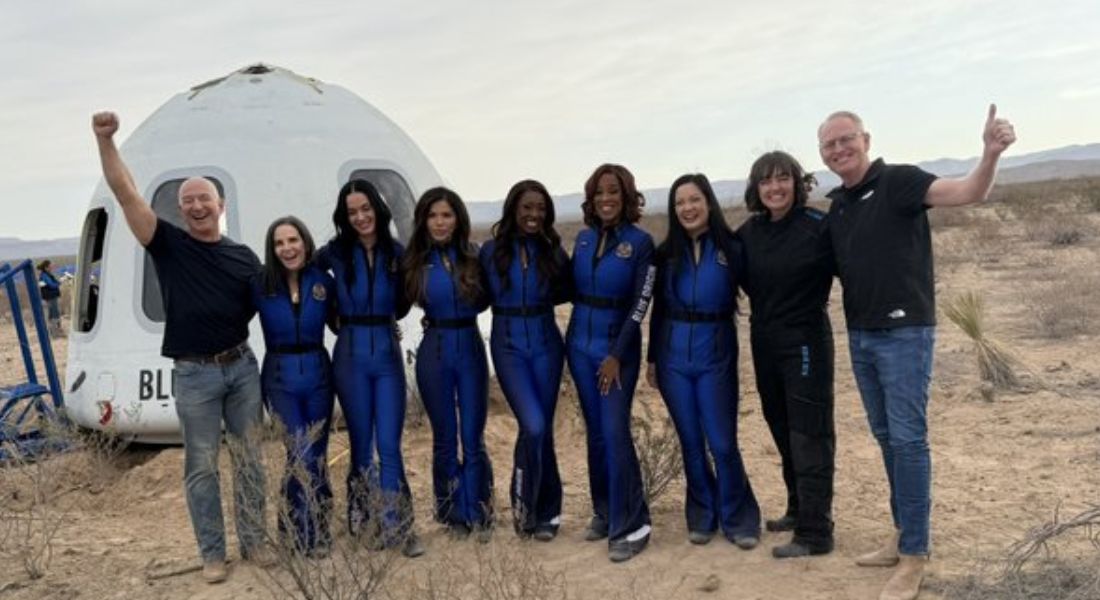Katy Perry com as colegas de voo comemorando o sucesso da viagem