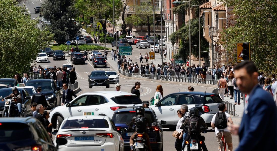 Semáforo apagado em Madri, na Espanha, com o apagão desta segunda (25)