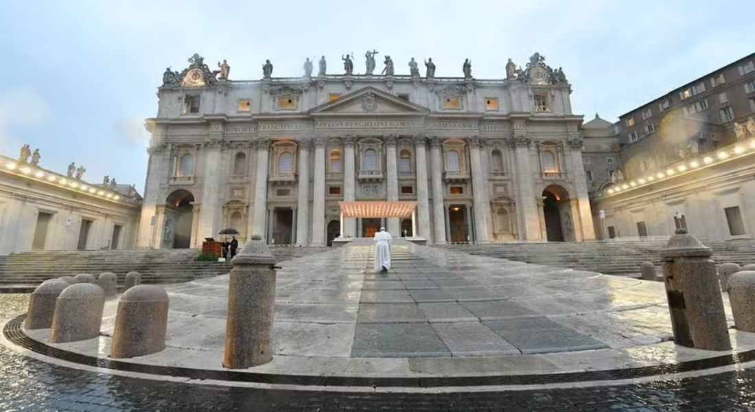 Papa Francisco chegando Basílica de São Pedro para a oração solitária durante a pandemia