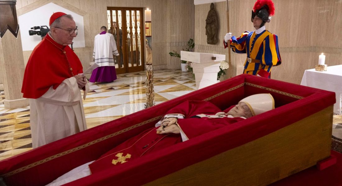 Vaticano divulga fotos do Papa Francisco no caixão