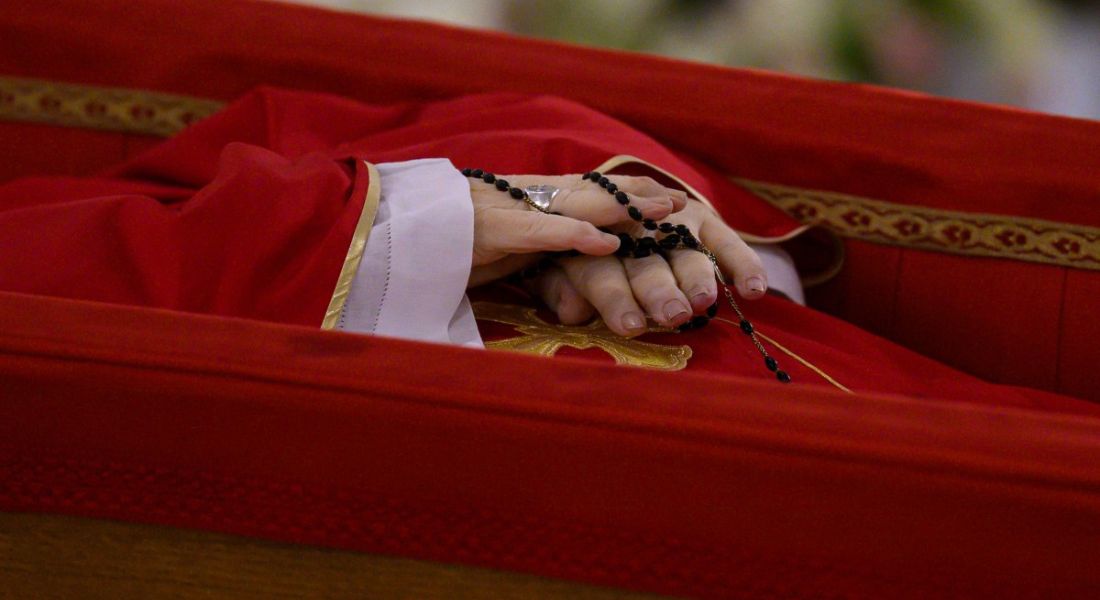 Detalhe das mãos do Papa Francisco, já no caixão