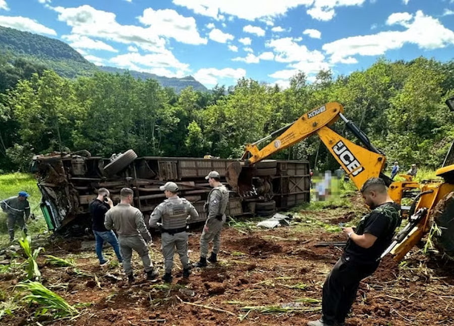 O grupo de estudantes e docentes do Curso de Paisagismo do Colégio Politécnico da seguia para uma visita técnica ao viveiro de plantas Cactário Horst, no município de Imigrante.