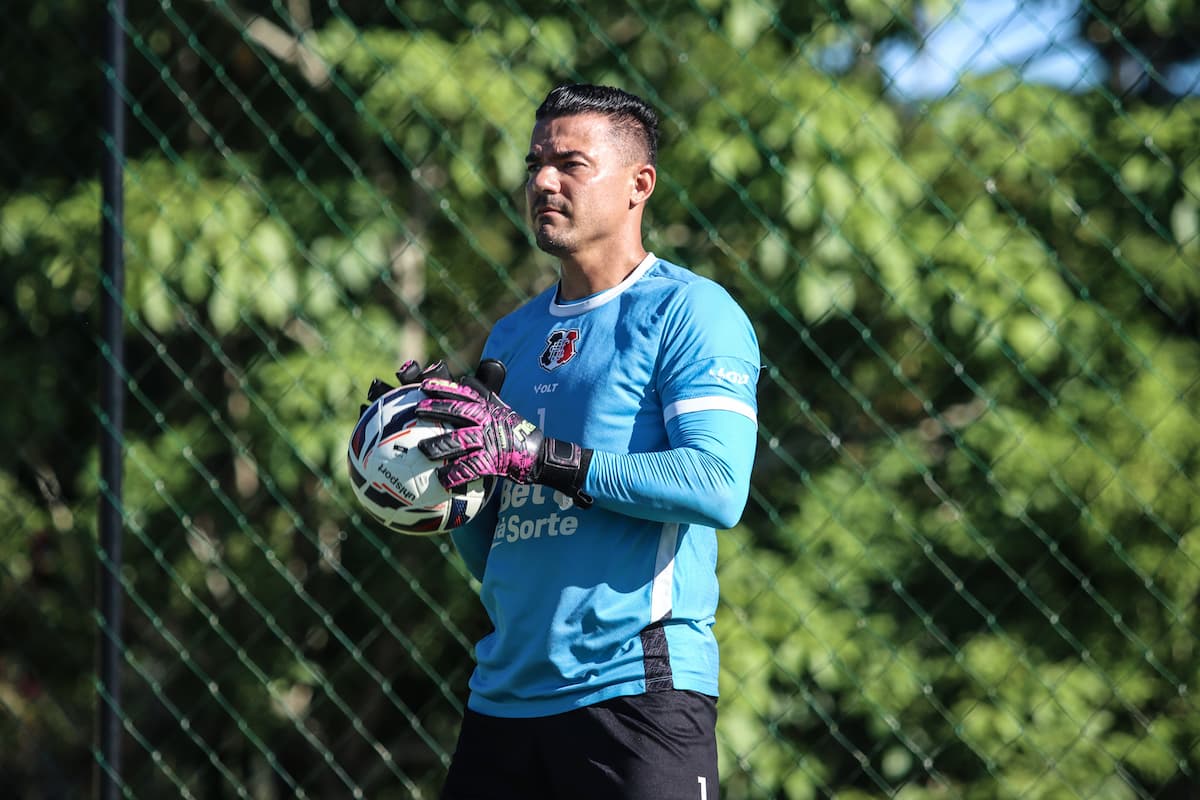 Goleiro Felipe Alves, do Santa Cruz 