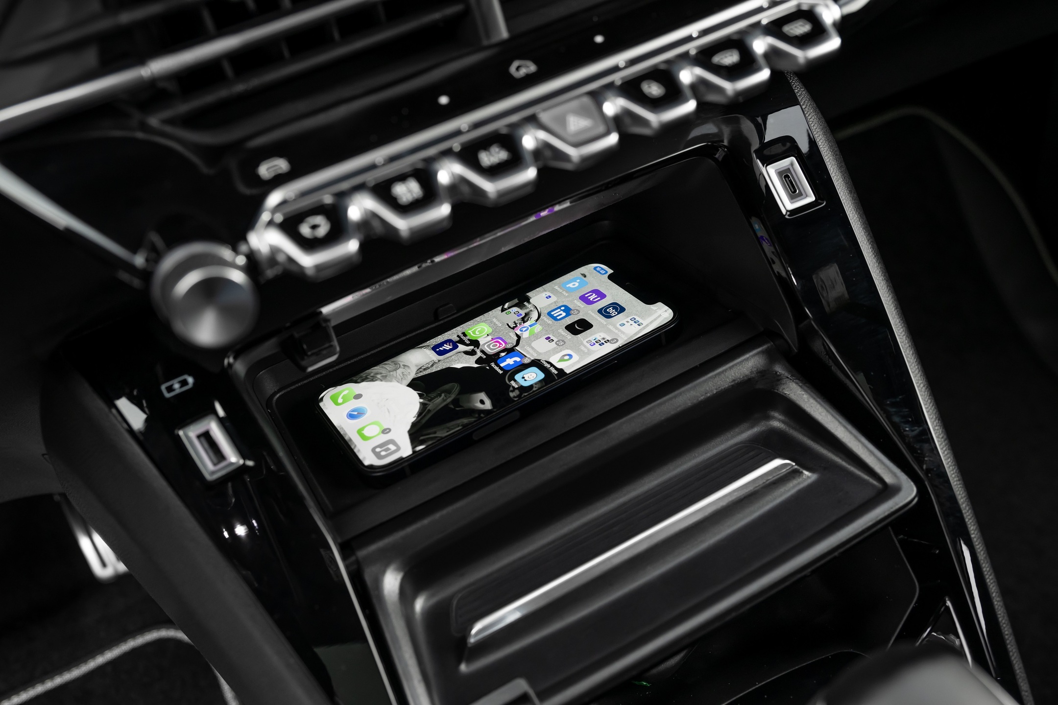 As teclas de alternância cromadas e o carregamento por indução são destaques na cabine do novo Peugeot 2008