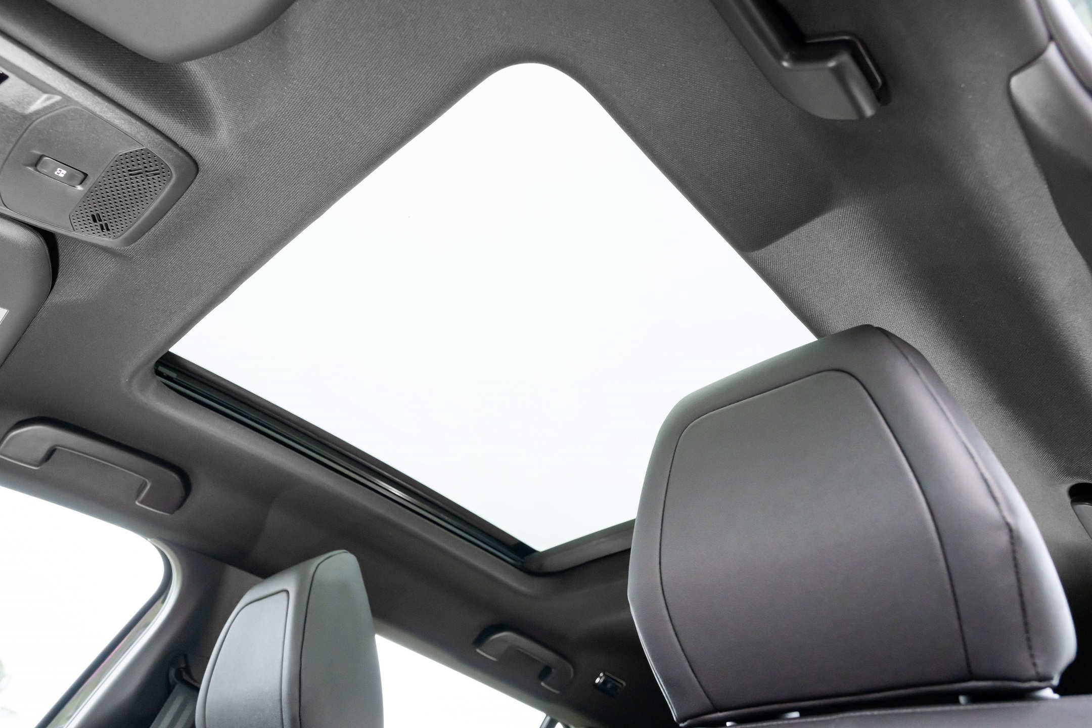A versão topo de linha GT do Peugeot 2008 conta com o teto-solar panorâmico.