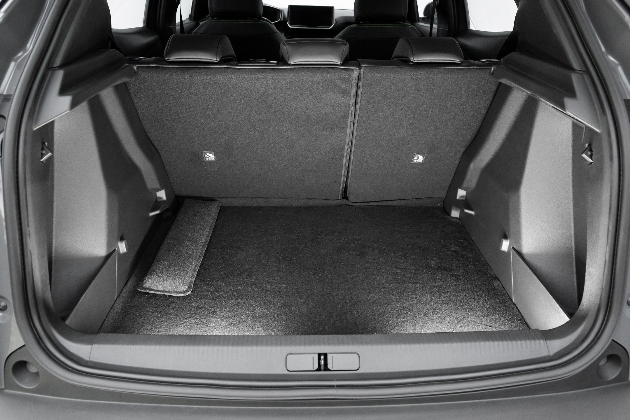 Porta-malas do Peugeot 2008 tem capacidade e 434 litros.